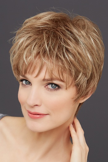 Perruque cheveux eourts decoiffes blonds fibres portrait