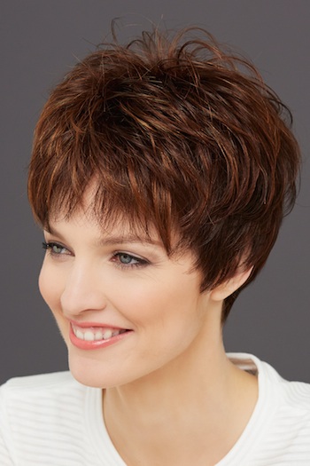 Perruque courts cheveux decoiffes marron-acajous fibres portrait