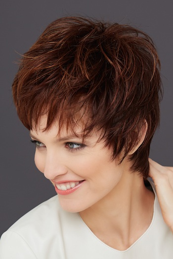 Perruque courts cheveux decoiffes marron-acajous fibres portrait