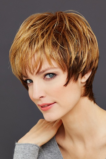 Perruque courts cheveux decoiffes marron-cuivres fibres portrait